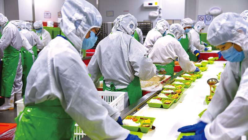 微辣与番茄：火锅底料的两种风味选择**
